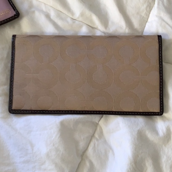 Coach wallet hardly used. Has a tiny stain - Picture 5 of 8